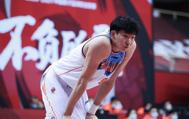 太阳大逆转险胜奇才 布克27+8普尔17中5NBA新赛季常规赛继续进行，菲尼克斯太阳队（14胜12负）止住连败。